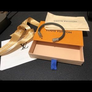 Louis Vuitton Digit Bracelet Taiga Leather M6629E